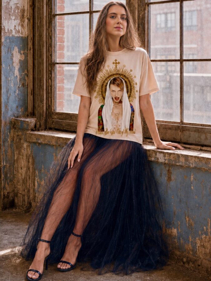 Camiseta Unisex Holy Rebel 🖤⚡️ www.behappiness.es #BeHappiness #ModaConActitud #FashionEditorial #StreetStyleE