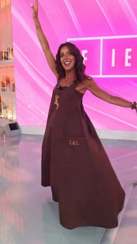 Vestido Royal Unicorn 🤎 de silueta amplia y fluida en color chocolate. Diseño de tirante ancho y escote…